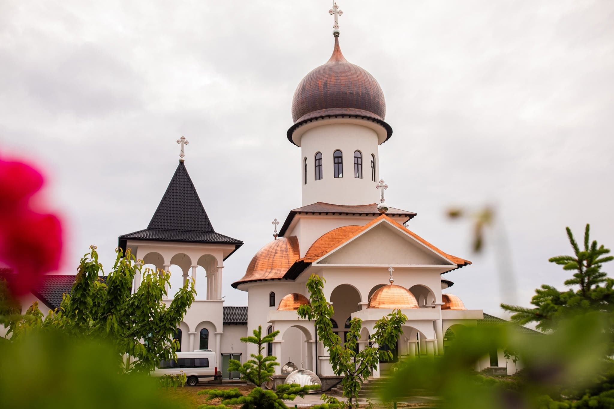 Mănăstire pe un deal împădurit în Valea Oltului, la răsărit