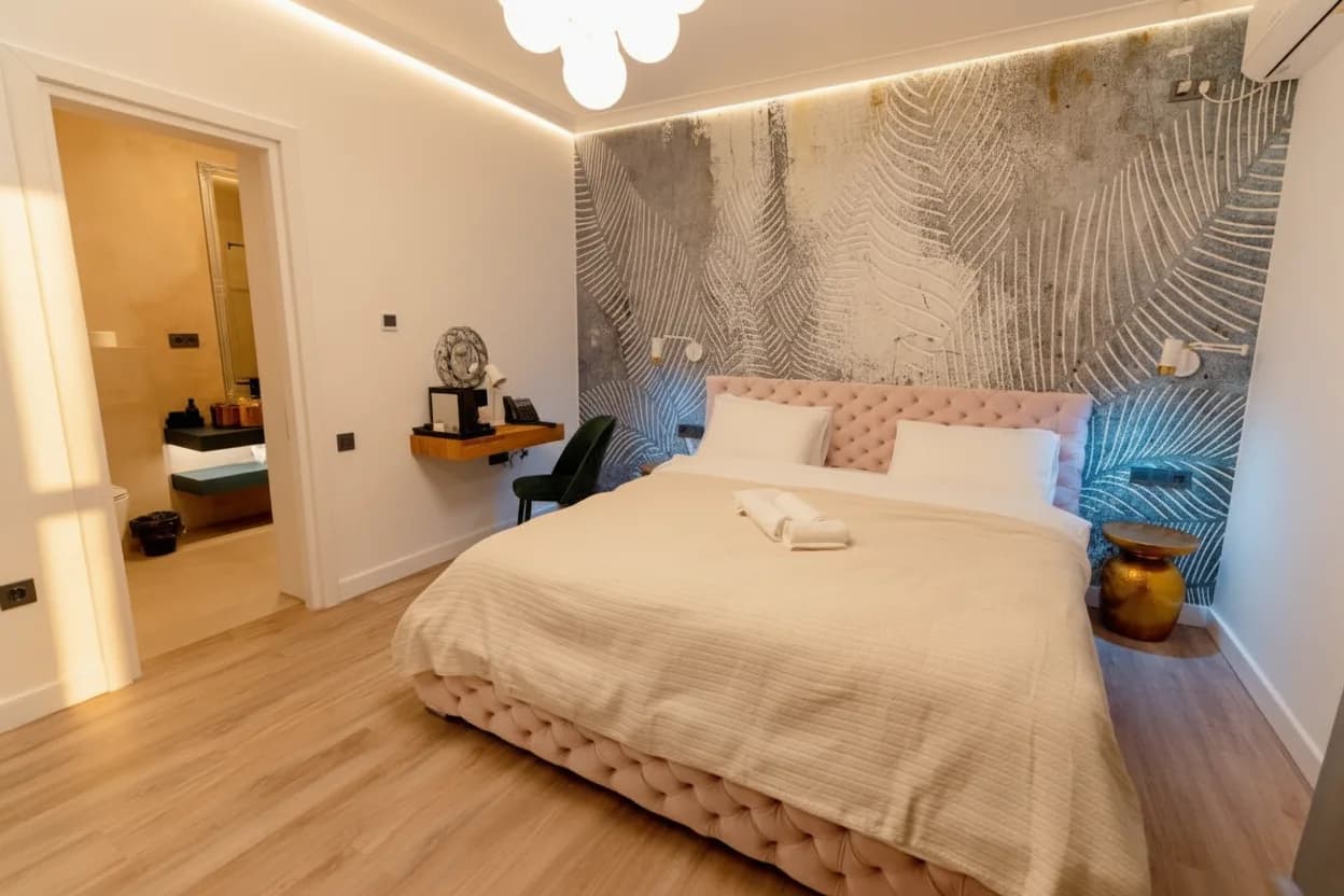 Cameră dublă cu pat king-size și vedere spre grădină