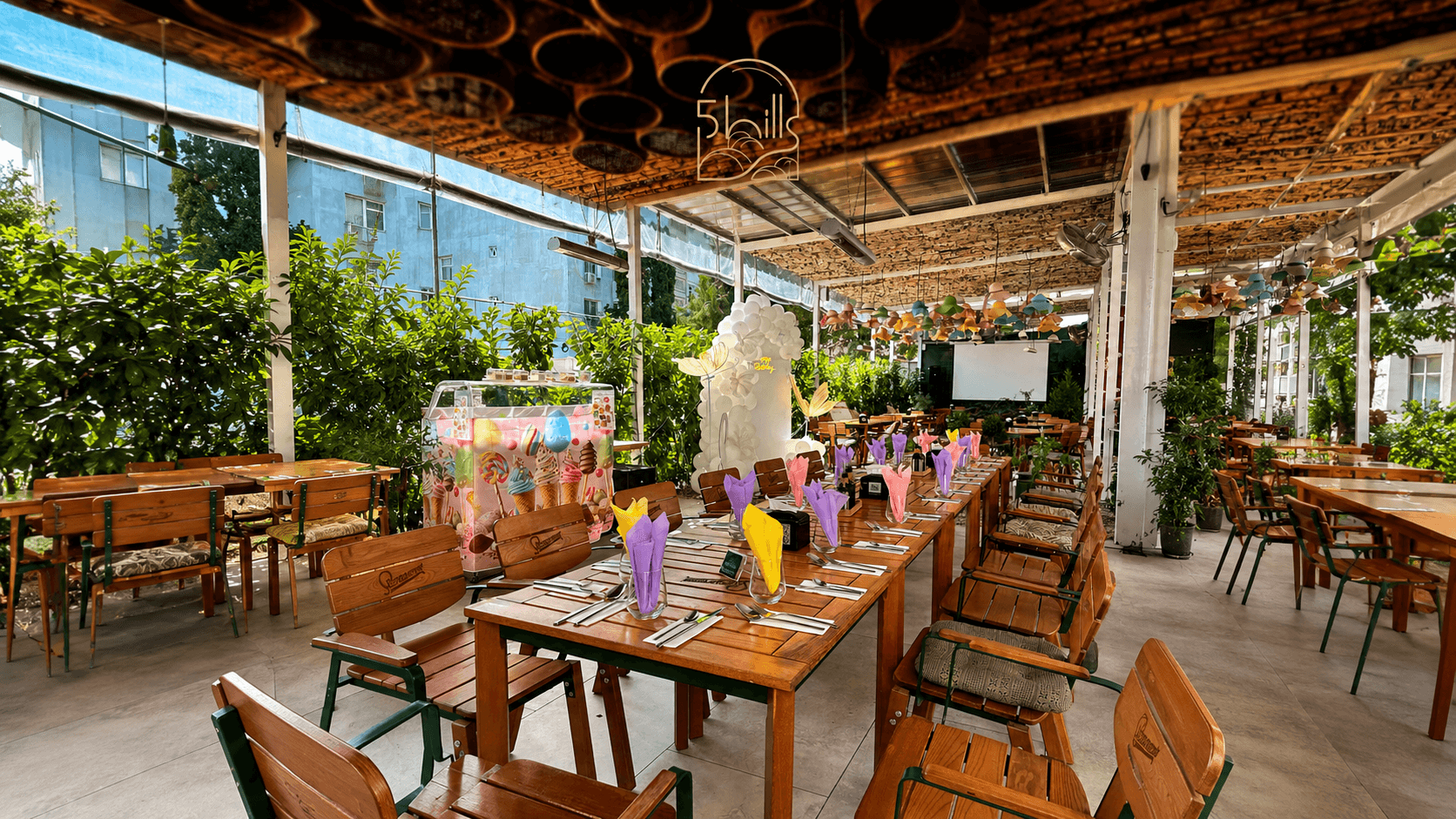 Masa festiva pregatita pentru un eveniment pe terasa